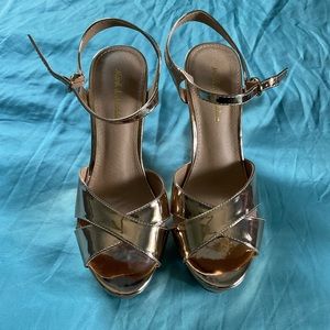 SOLD 🚨 Mark & Maddux Wedges 😍